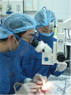 手術助手について少し緊張気味の著者(ハノイ)